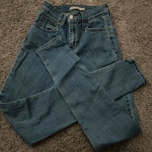 blue skinny levi jeans